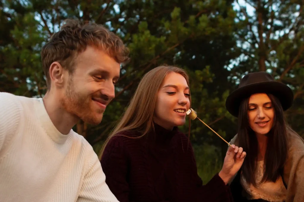 Młodzi pracownicy spędzający wspólnie czas na integracji na świeżym powietrzu